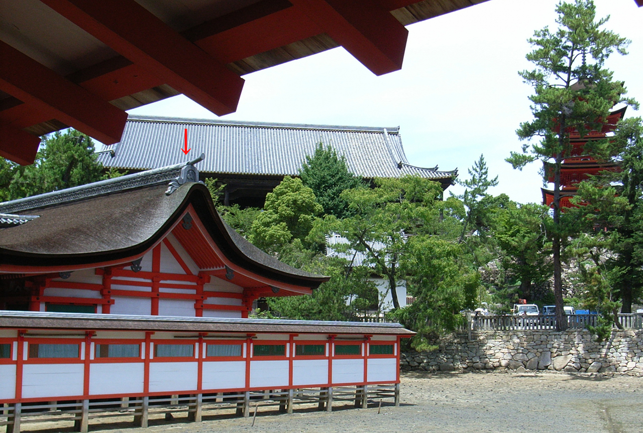 回廊から見える 客神社 本殿