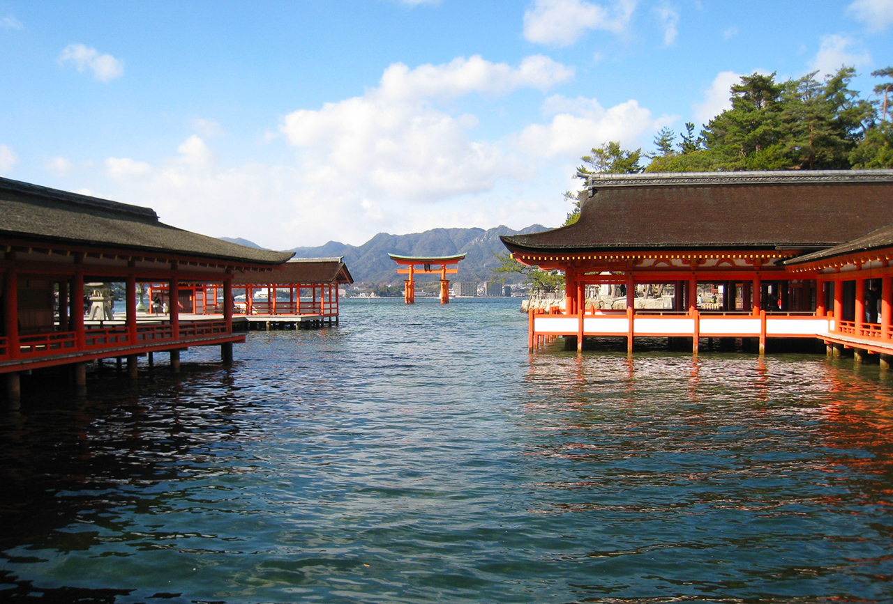 朝坐屋前の回廊からみえる枡形の絶景ビュースポット