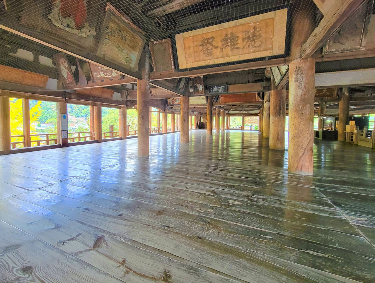 豊国神社の社殿内