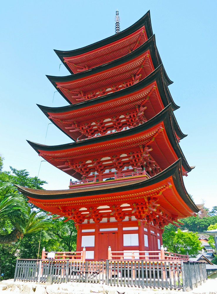 見上げた五重塔
