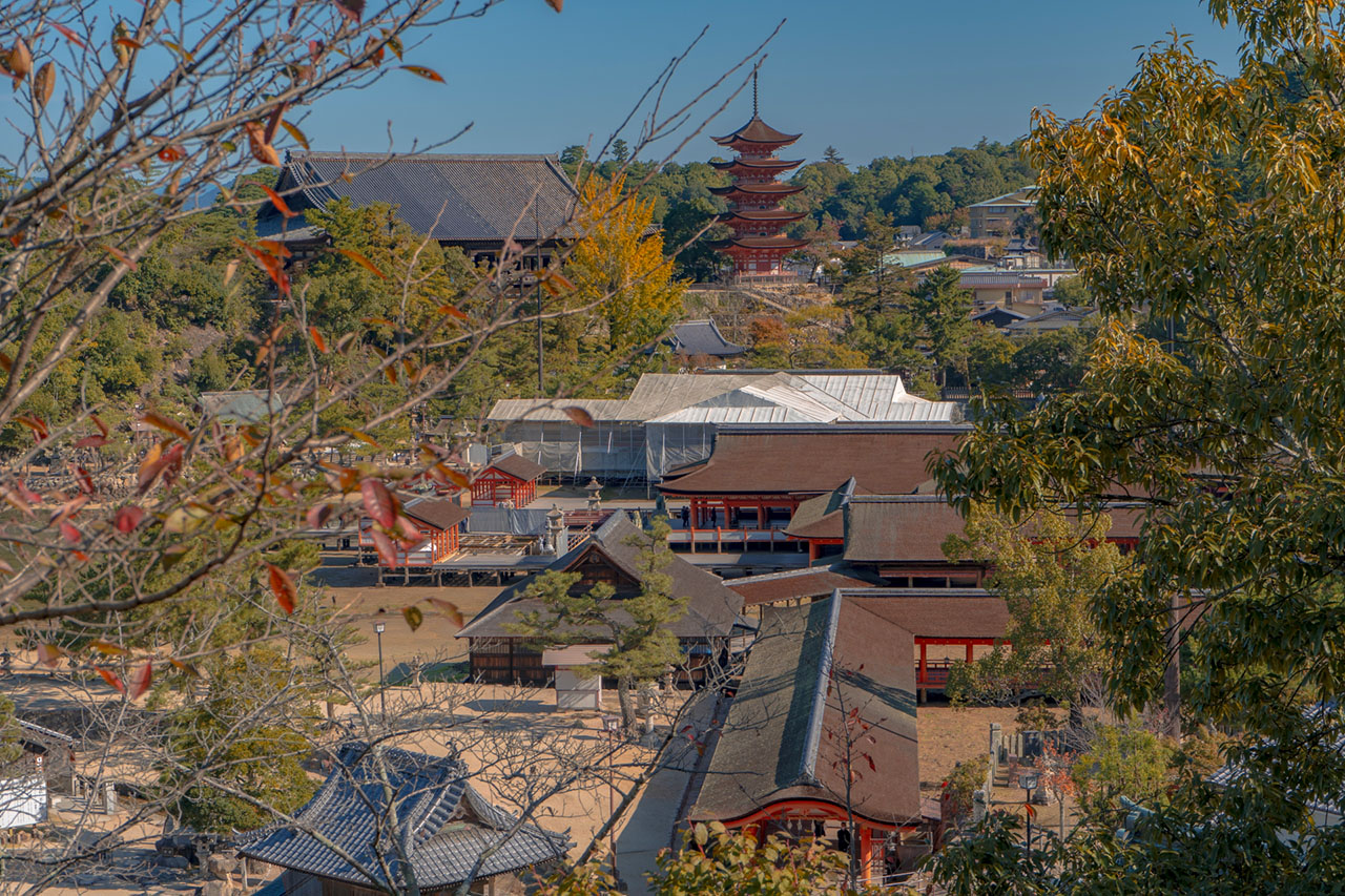 多宝塔から見た厳島神社と五重塔