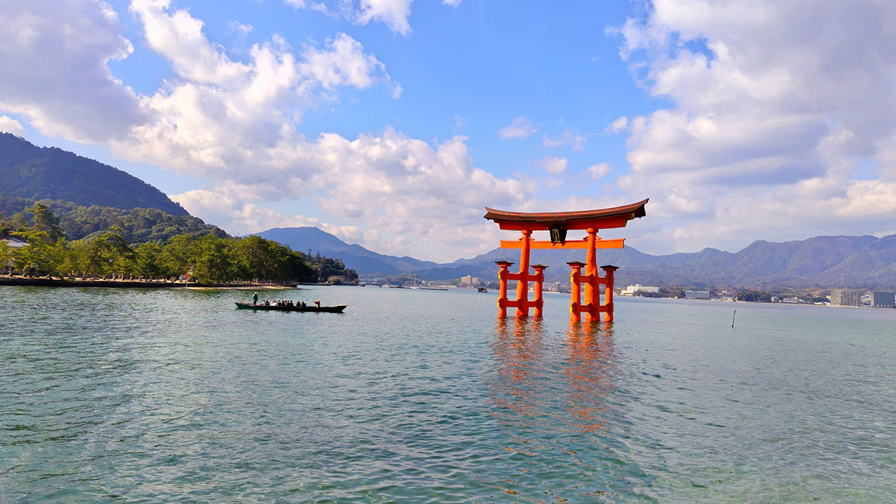 海上の船と大鳥居