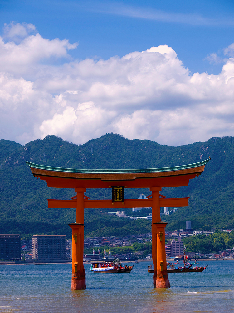 大鳥居近くの管絃船