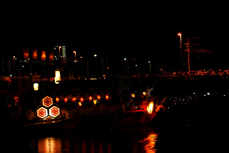 地御前神社へ曳航される管絃船