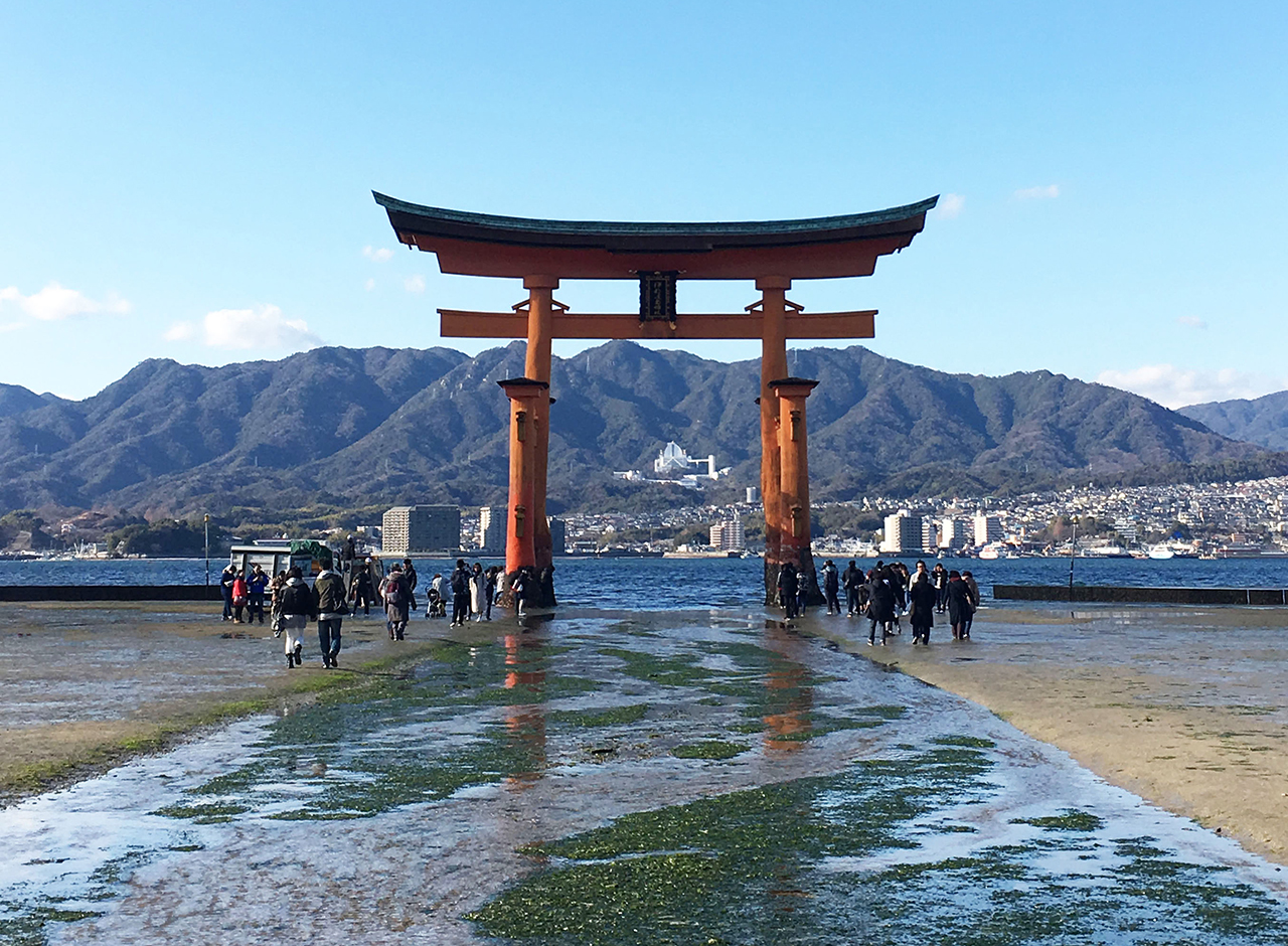 島側からの干潮時の大鳥居
