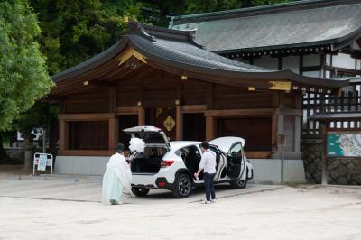 速谷神社 車をお祓い中