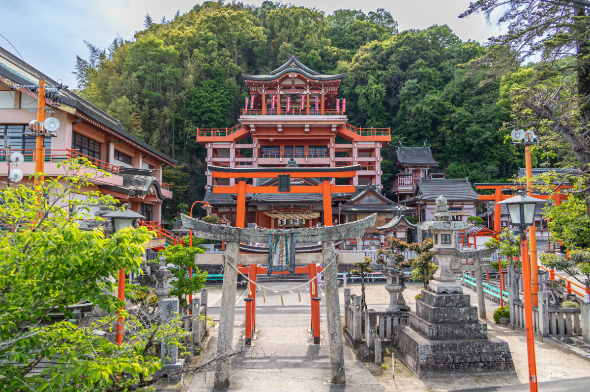 鳥居と社殿