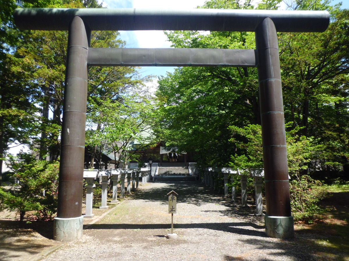 鳥居と拝殿