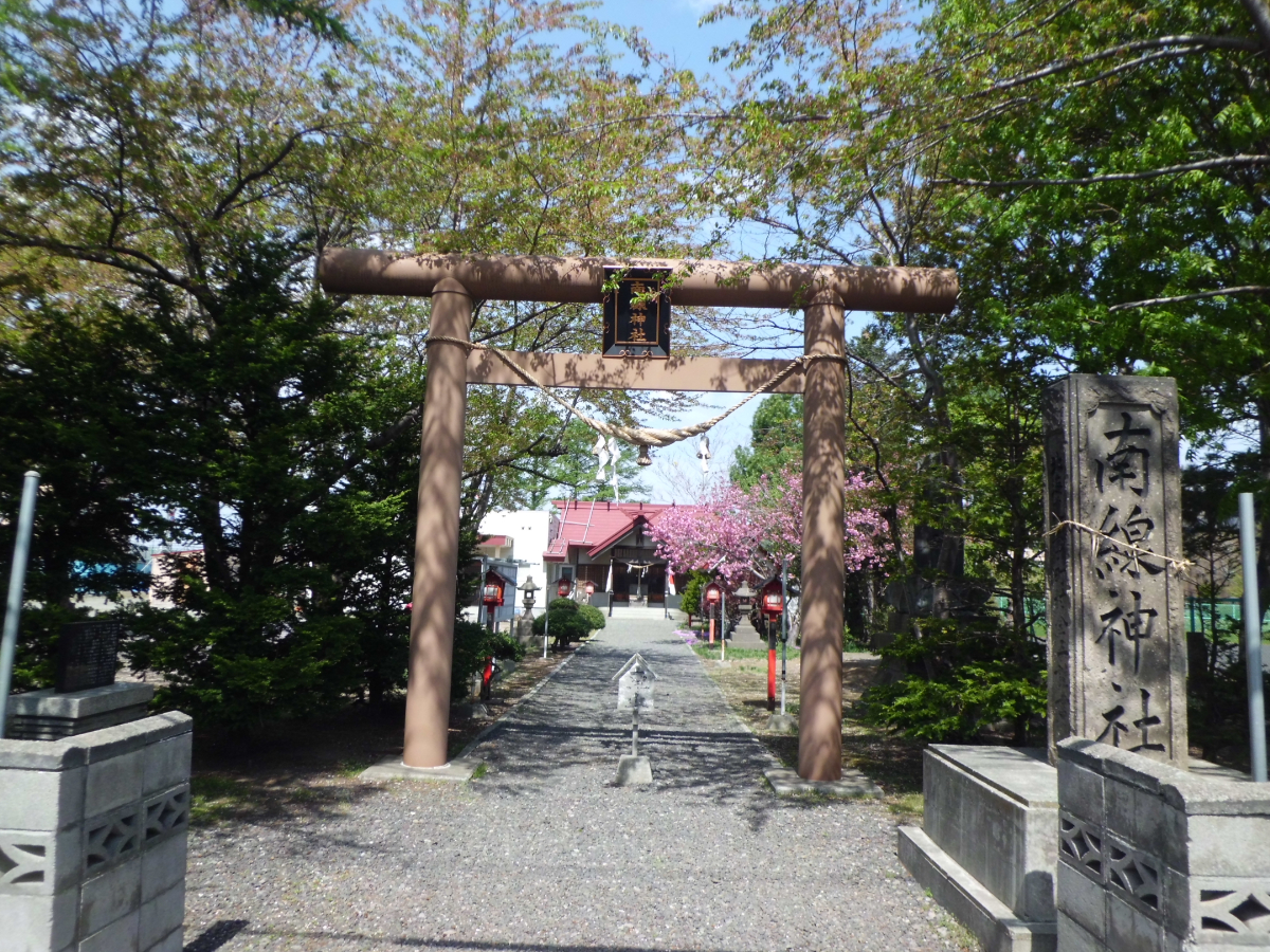 鳥居と拝殿