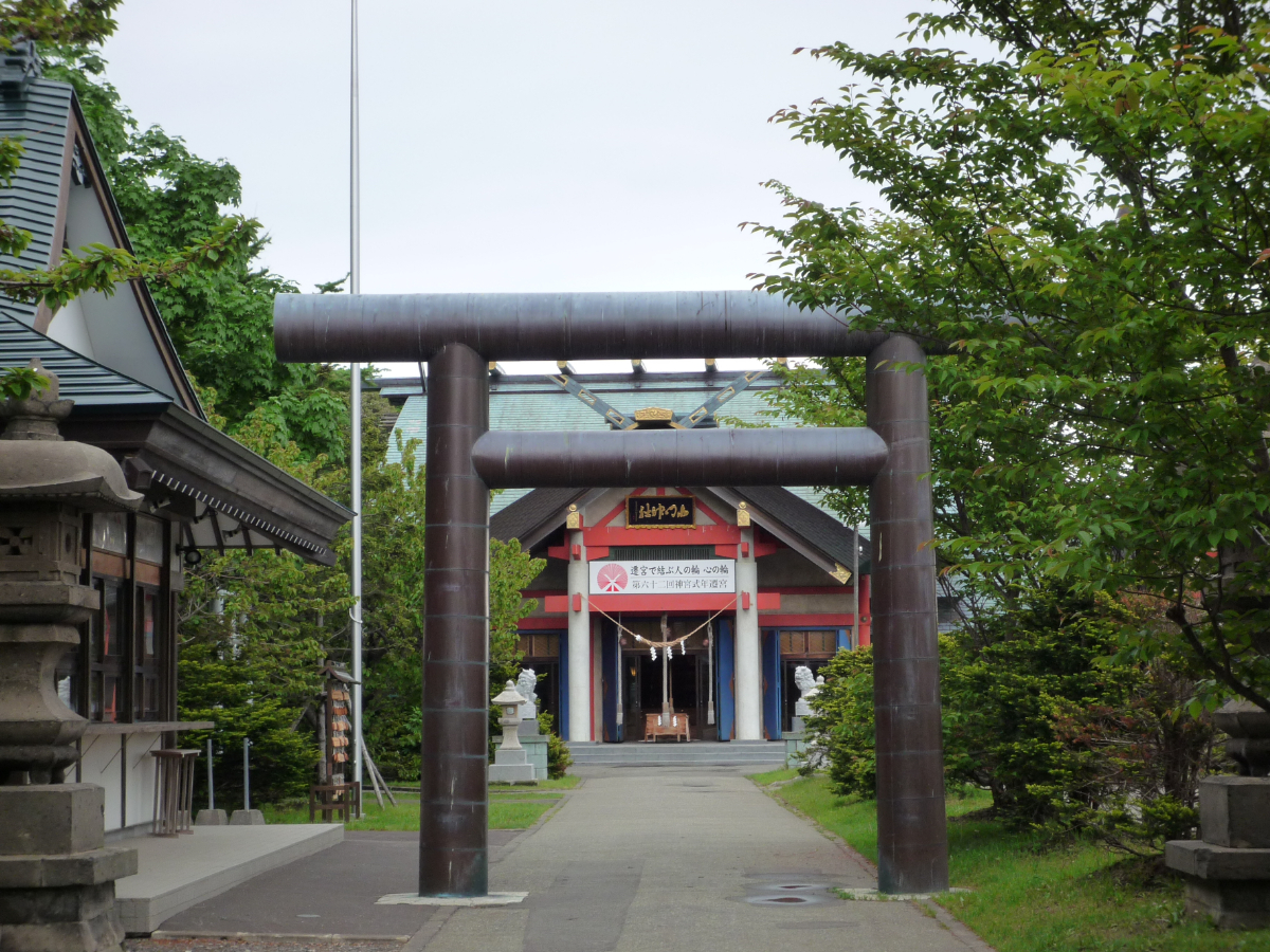鳥居と拝殿