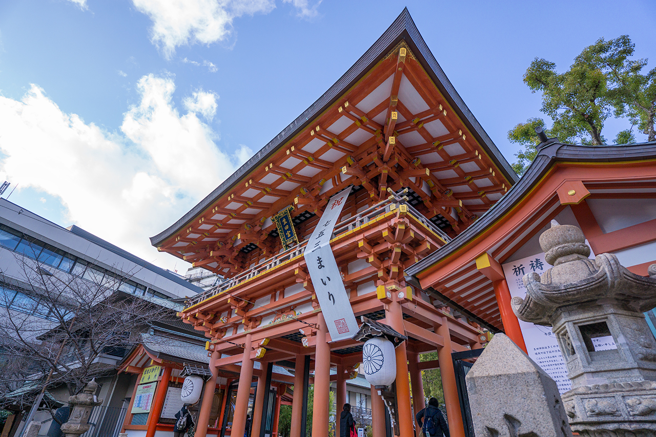 生田神社 下から見上げた楼門