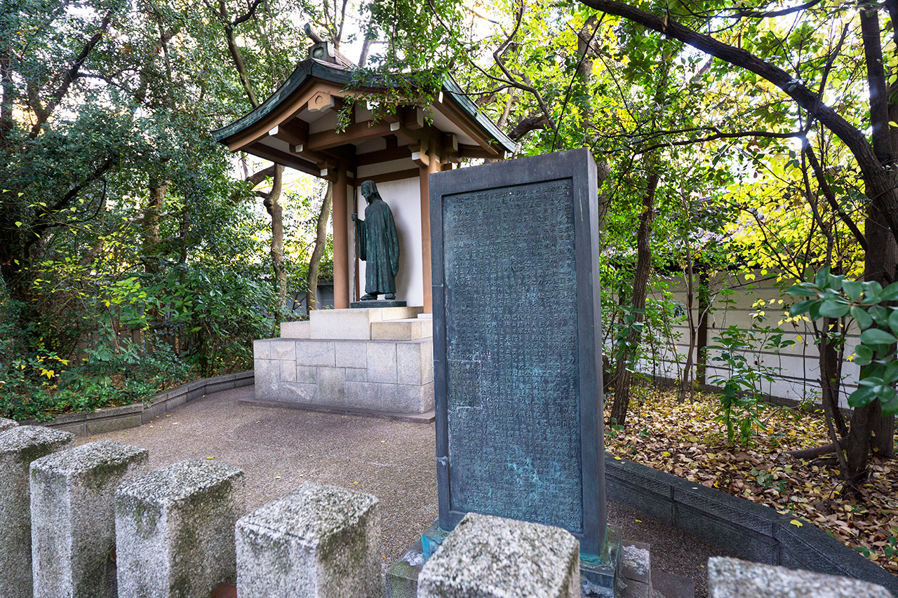 水戸光圀公像と紹介の石碑