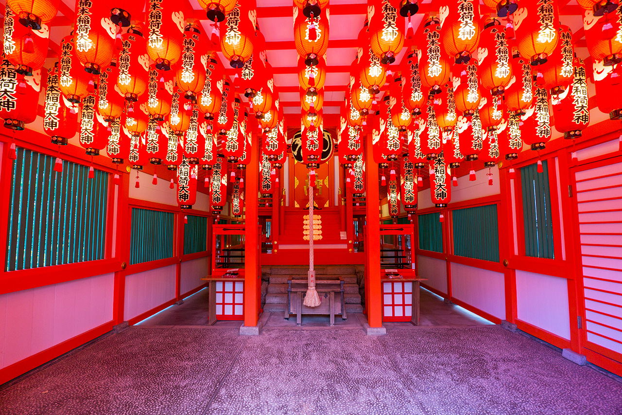 楠本稲荷神社の社殿内提灯