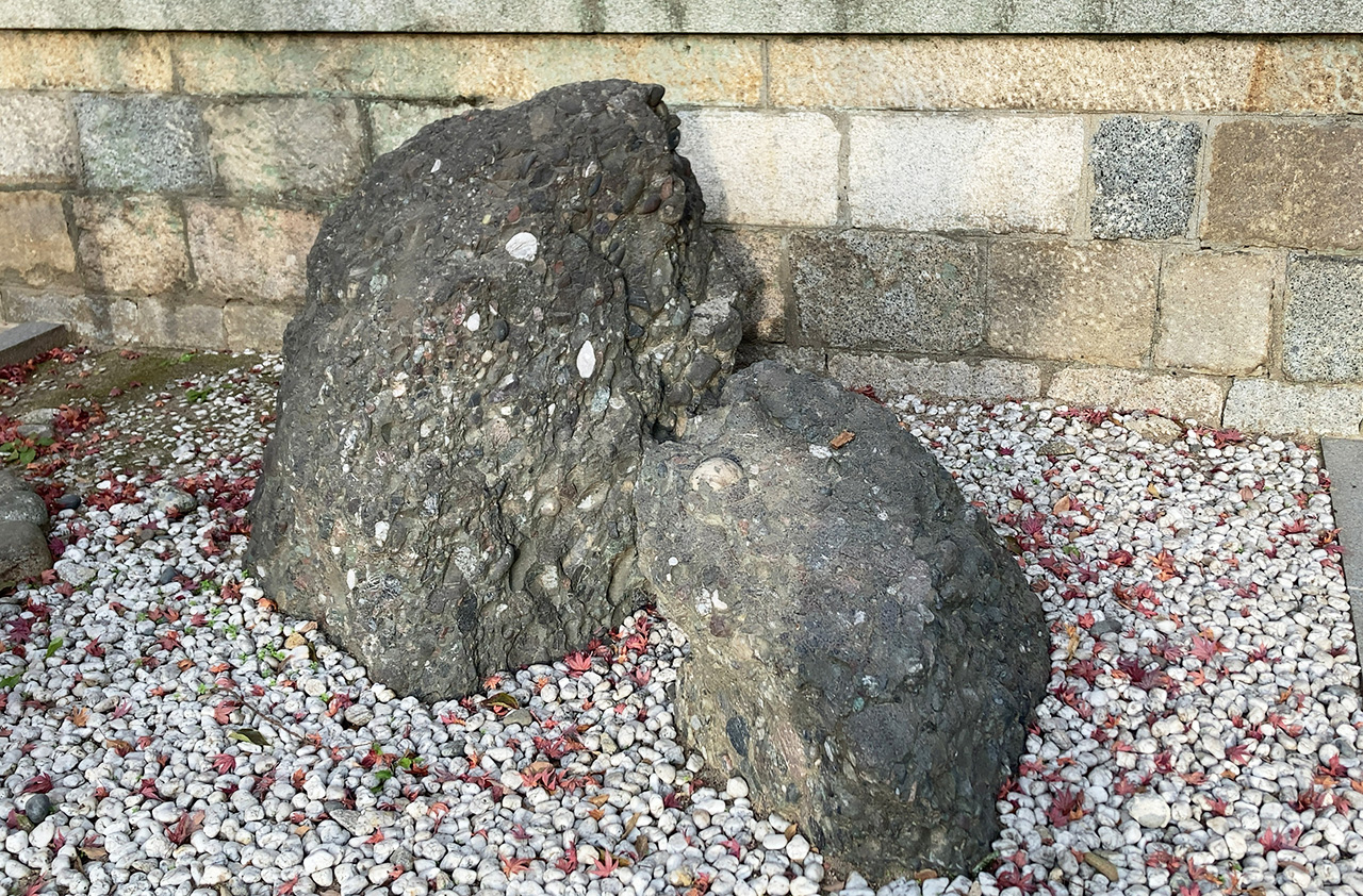 親子さざれ石 正面