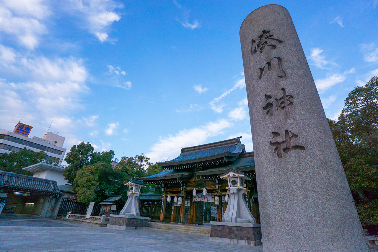 社号標と表神門