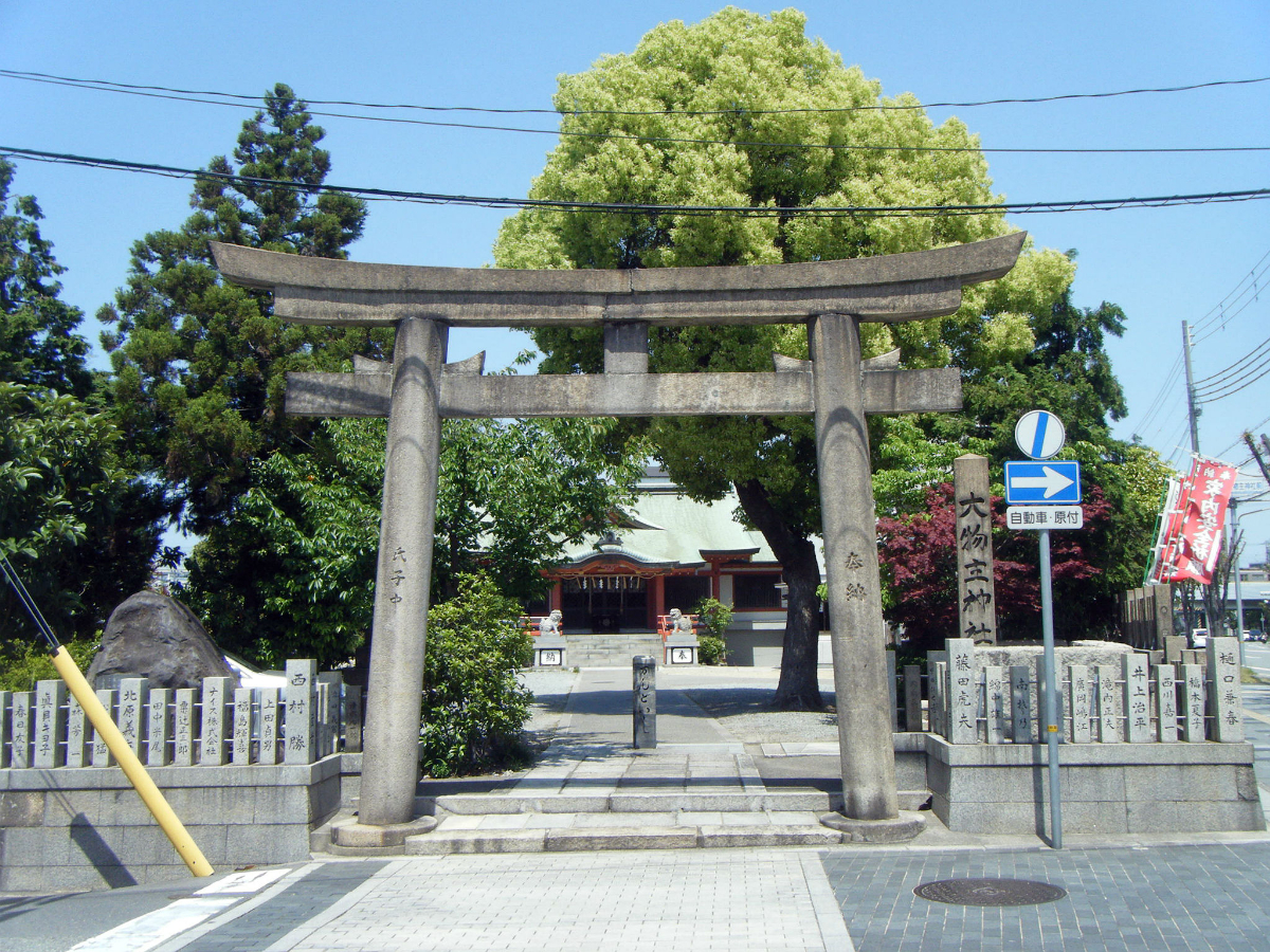 鳥居と拝殿