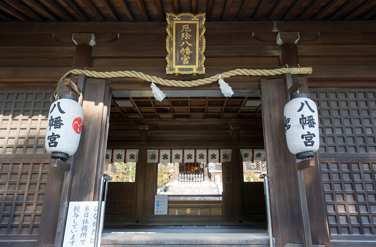 拝殿から見えると唐門と本殿
