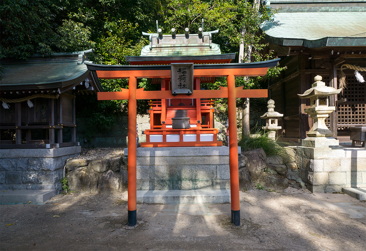 稲荷社 鳥居と社殿