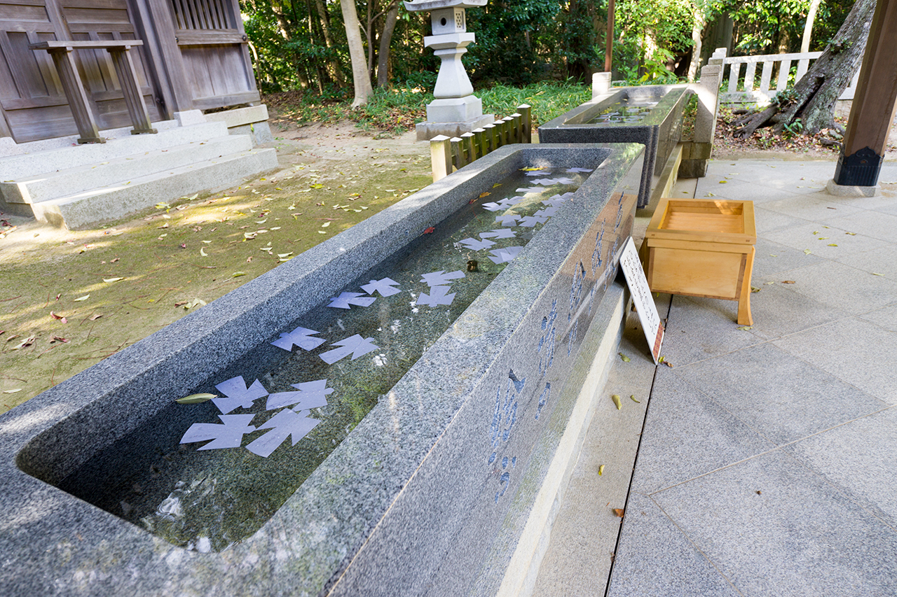 疫神祭塚 水鉢にいれられたひながた