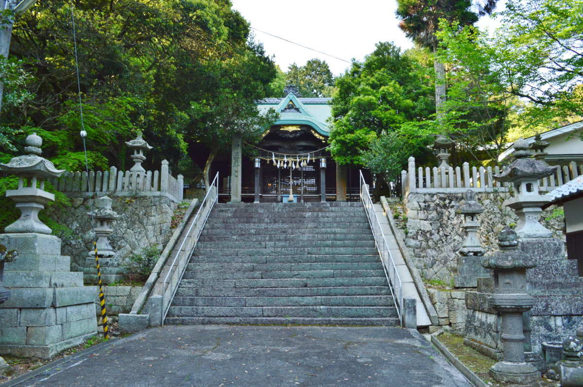 参道と拝殿