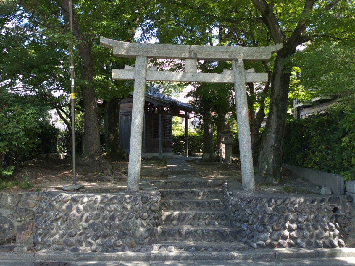 鳥居と社殿