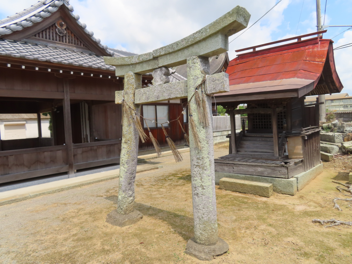 鳥居と社殿