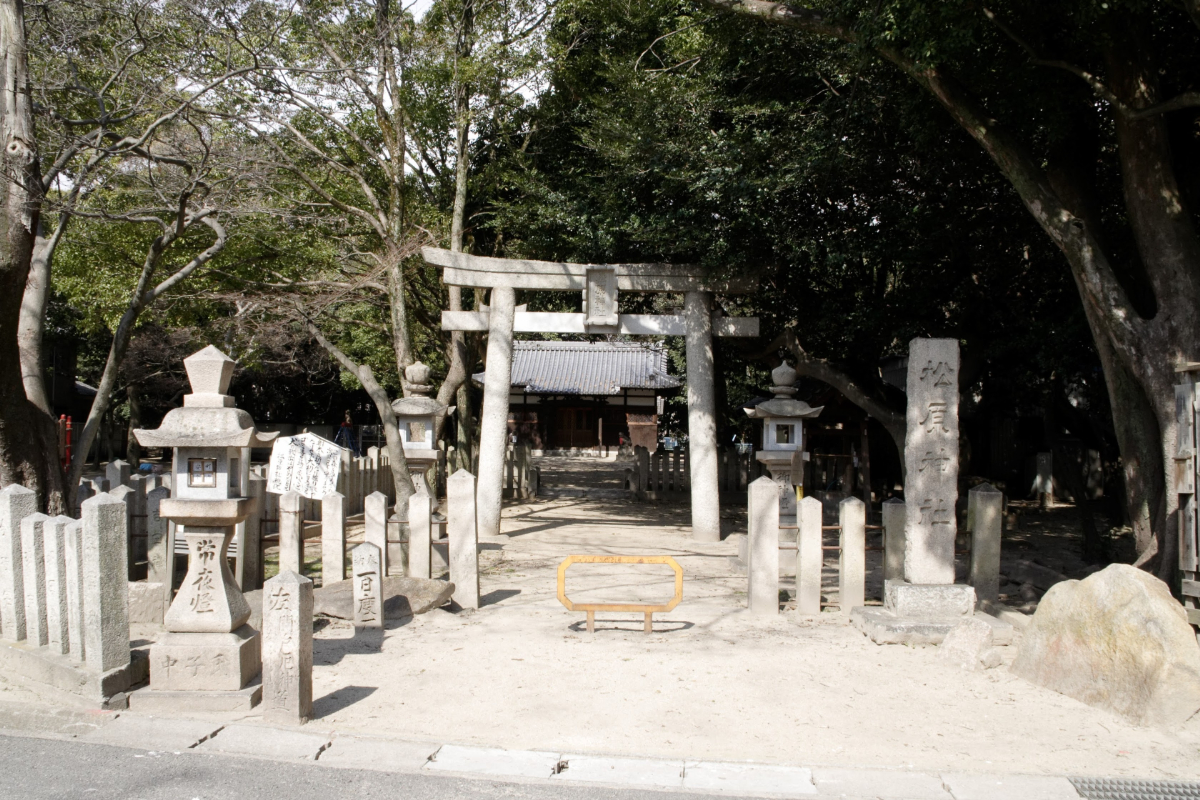 鳥居と社殿