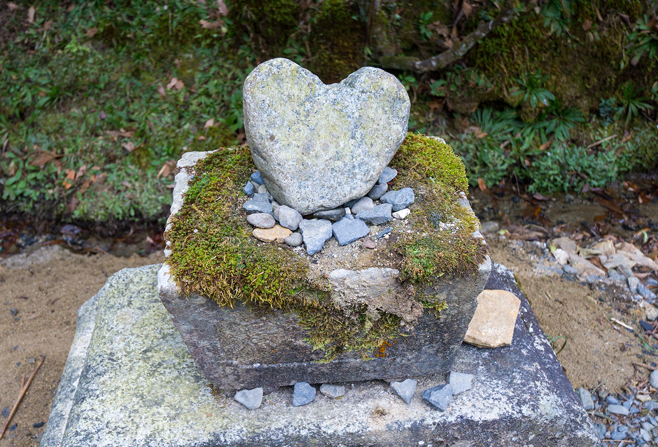 御岩神社 向かって右側のハート石