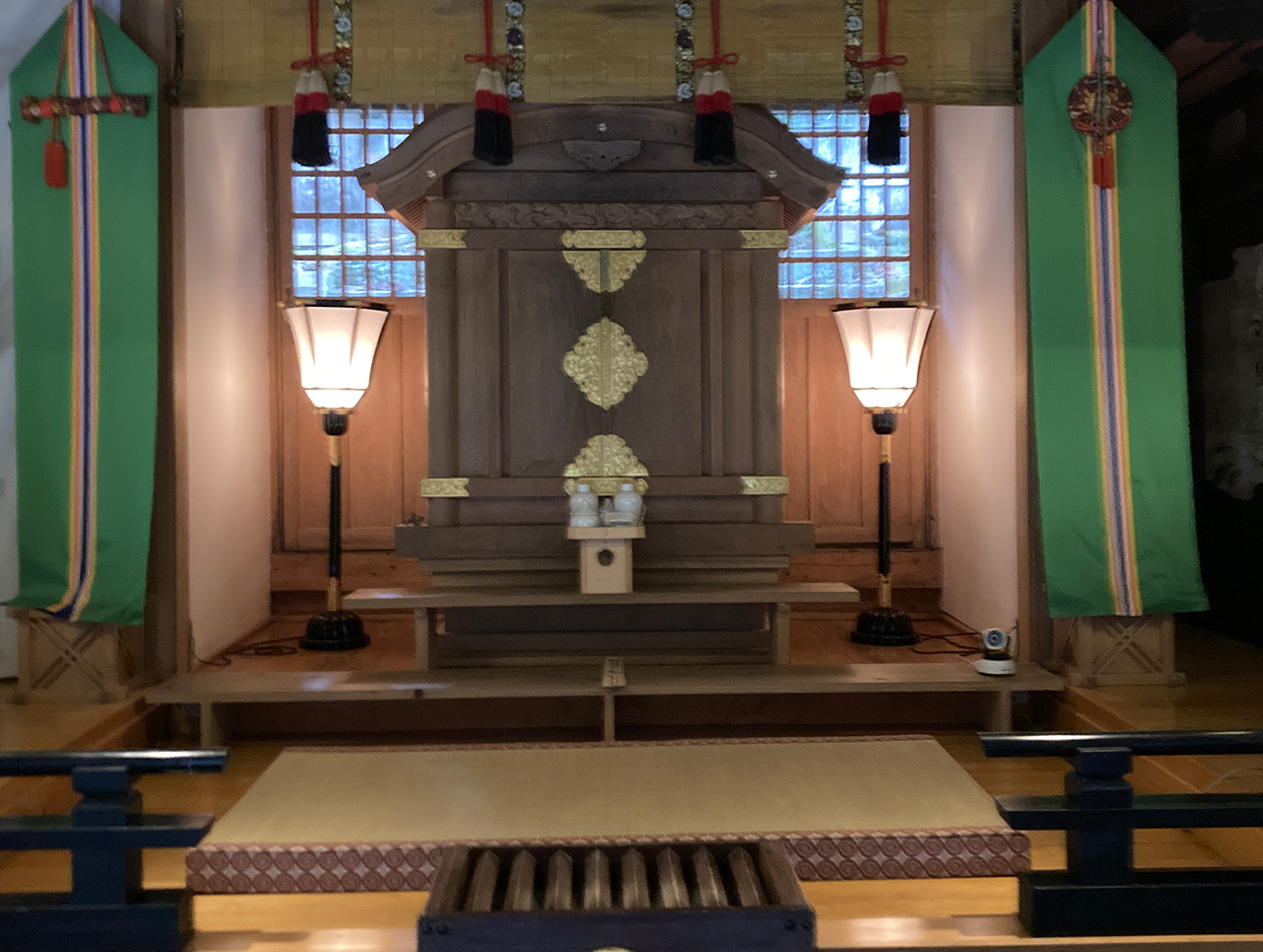 斎神社回向殿内の阿弥陀如来像が納められた箱