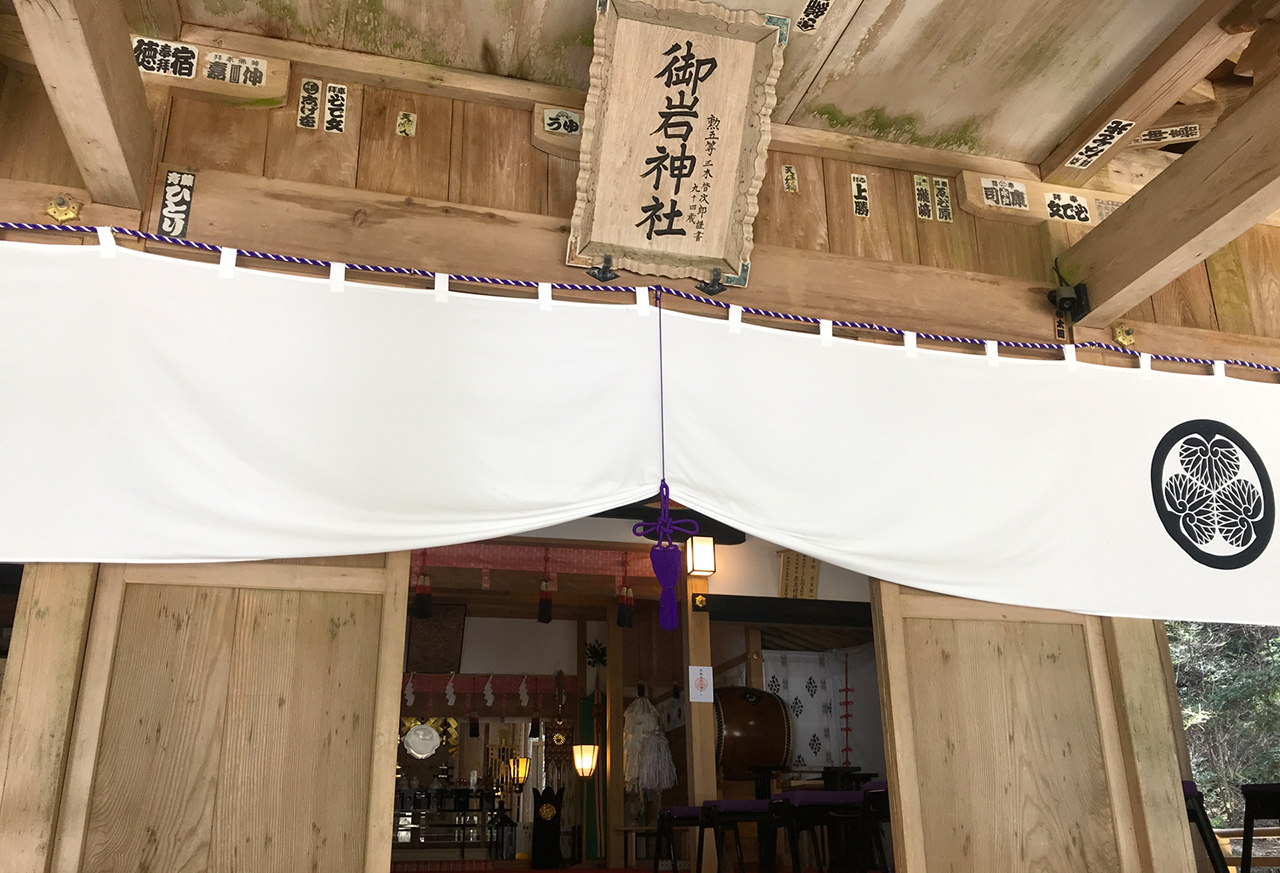 拝殿の扁額