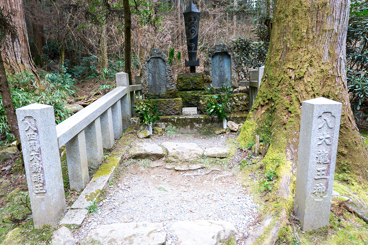 八大龍王神と入四間不動王の祠 全体