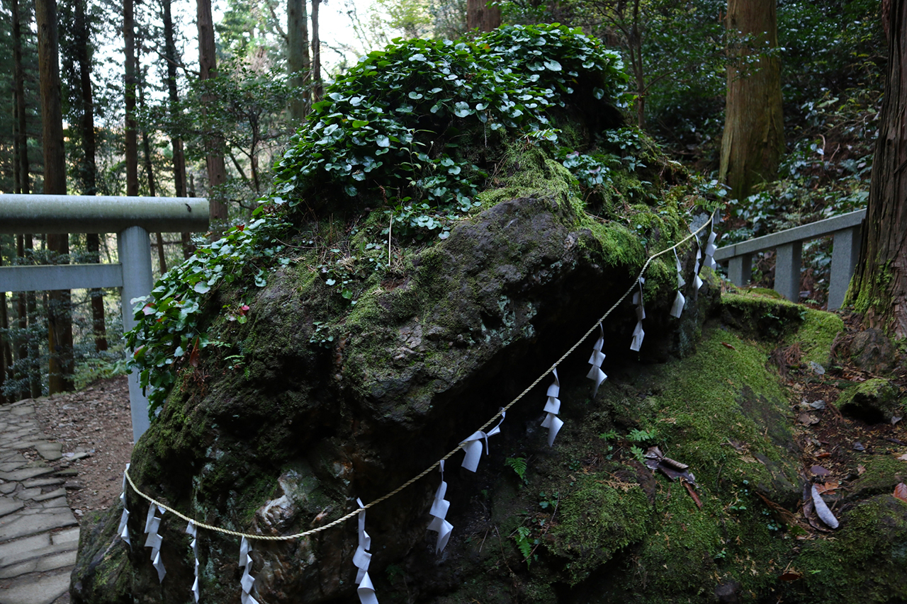 かびれ神宮にある磐座