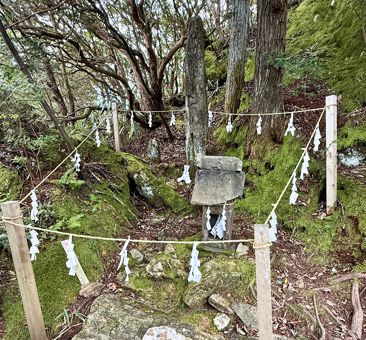 光の柱と言われる祠と石柱