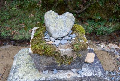 御岩神社 向かって右側のハート石
