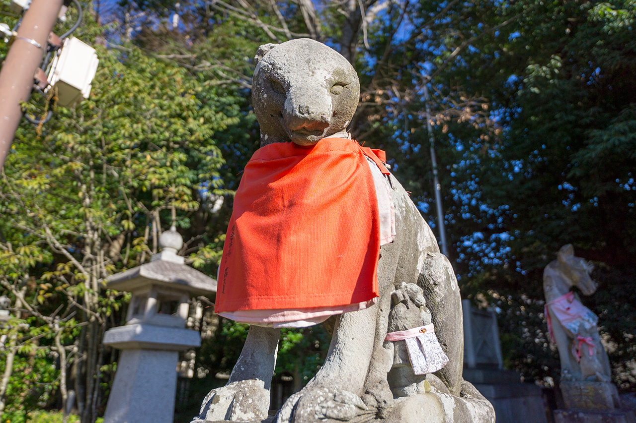 総門近くの神狐像