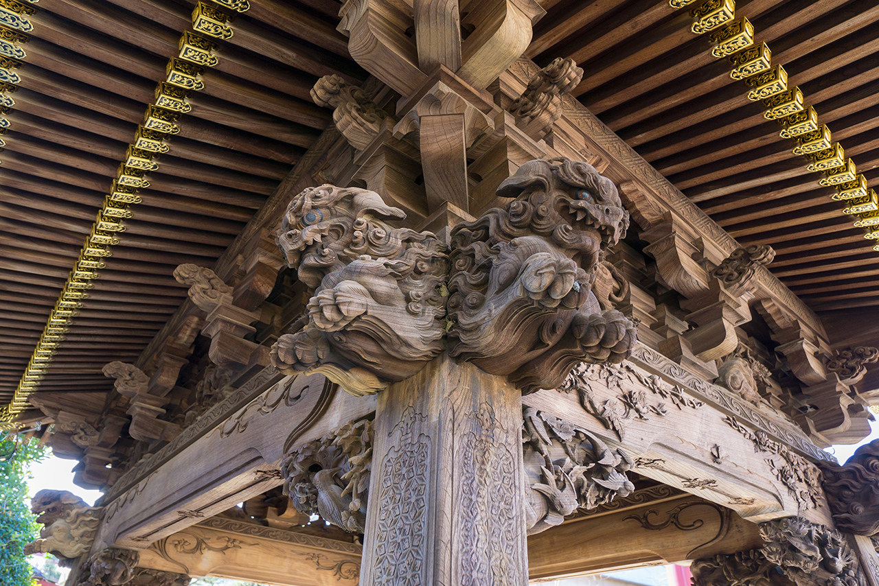 手水舎の木鼻の彫刻