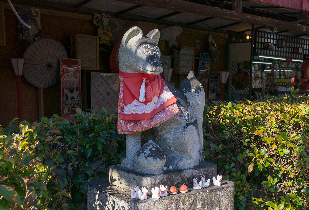 参道上の狛狐像