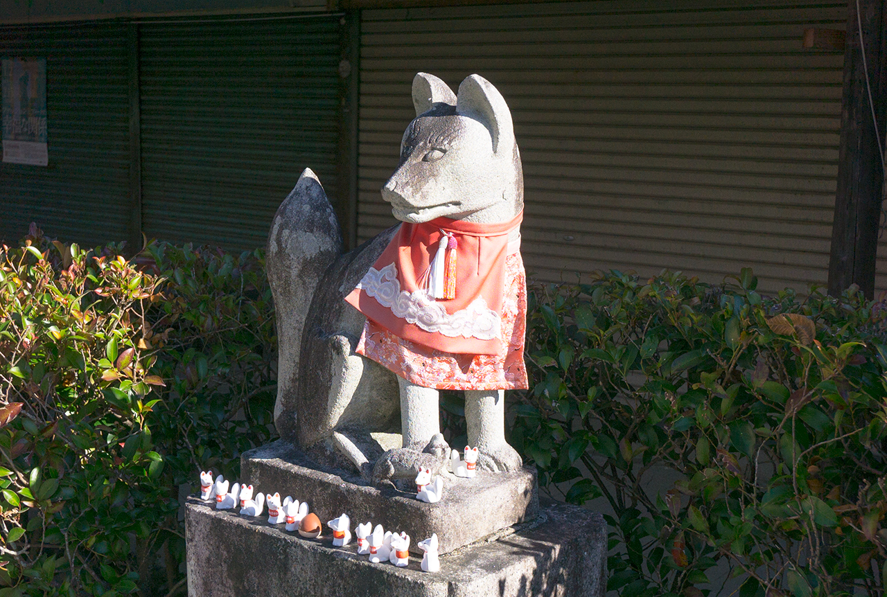 参道上の狛狐像