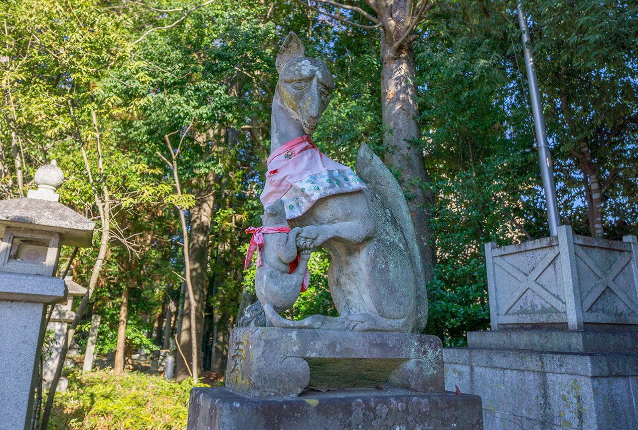 総門近くの親子神狐像