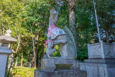 笠間稲荷神社 総門近くの親子神狐像