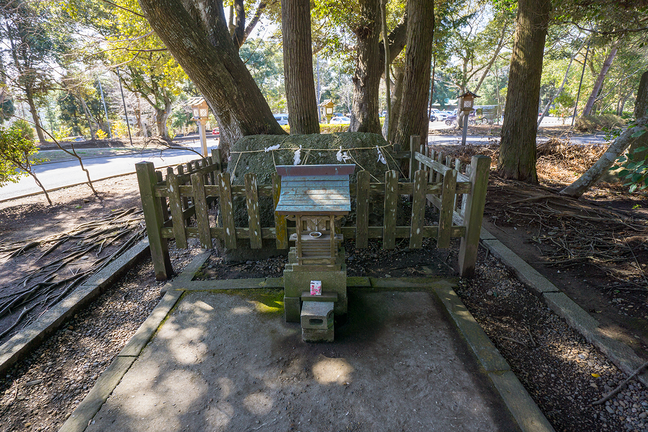 大洗磯前神社 烏帽子厳社 烏帽子岩と社殿