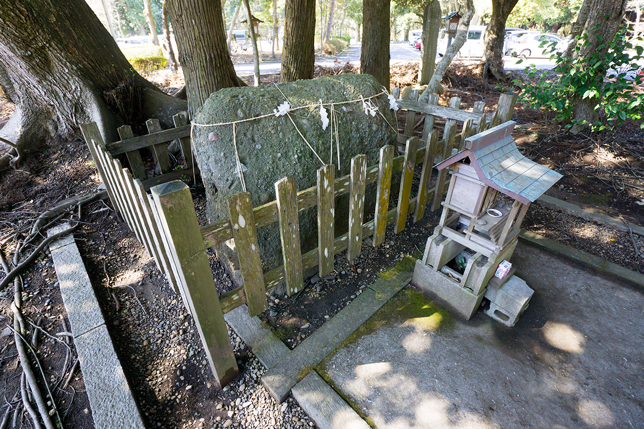 大洗磯前神社 烏帽子厳社 烏帽子岩と社殿 横