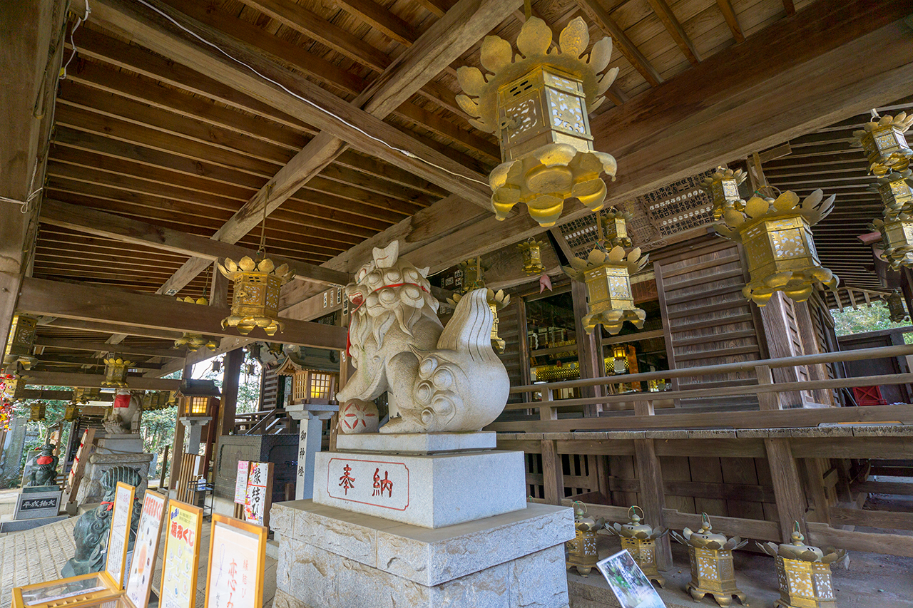 拝殿軒先の金色の吊り灯籠