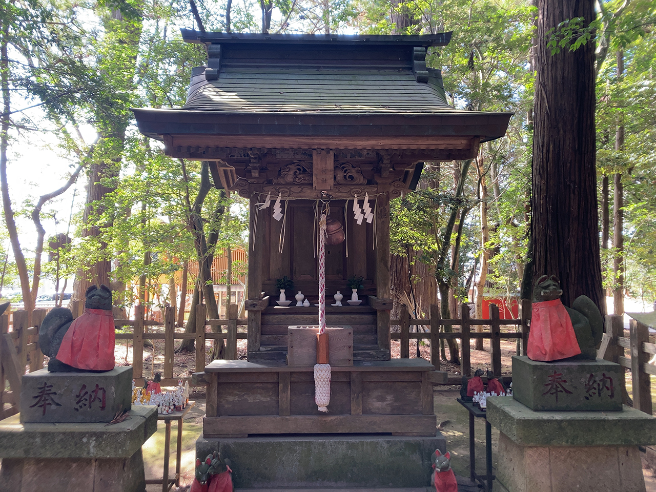 稲荷社 社殿と狐像