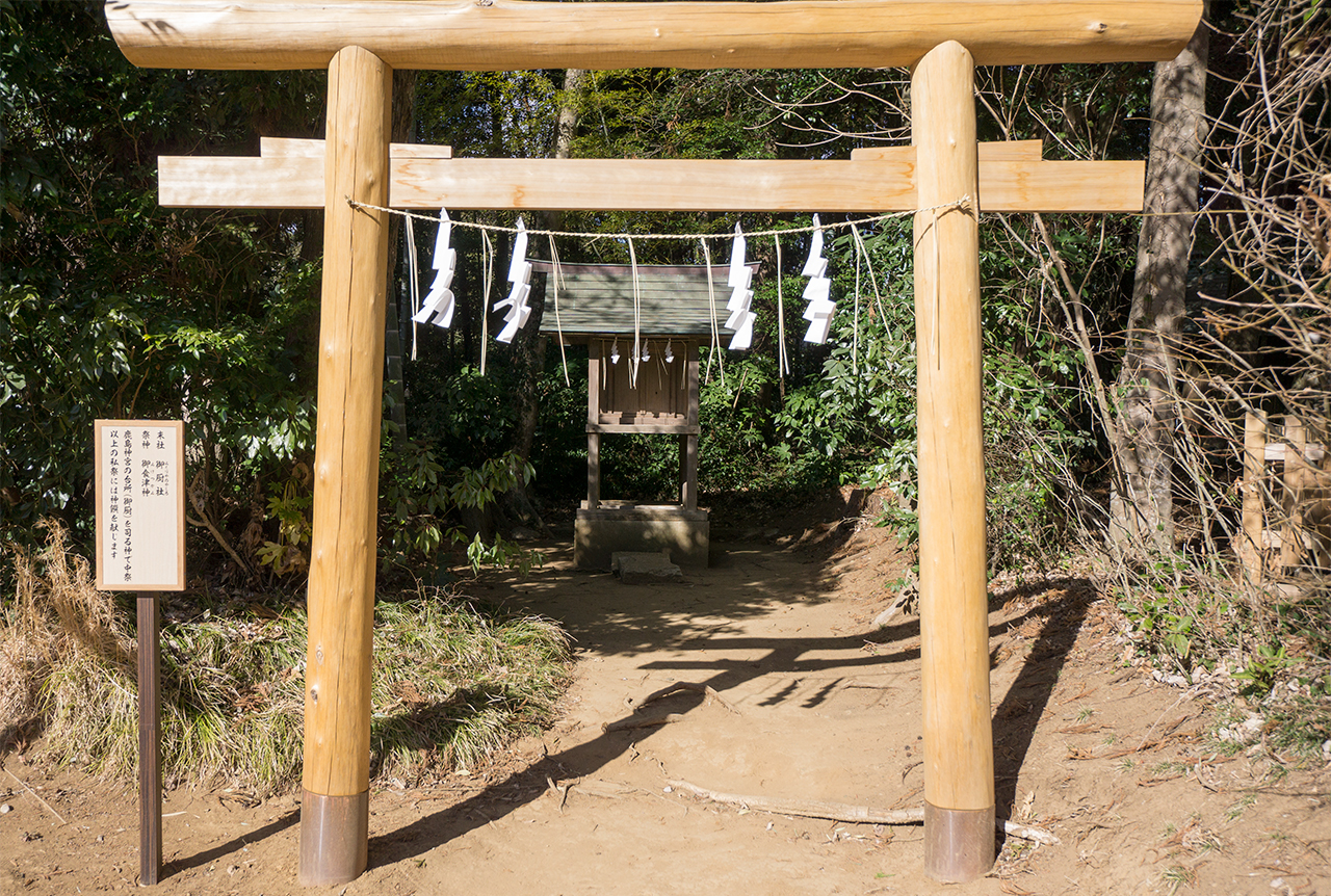 御厨社 鳥居と社殿