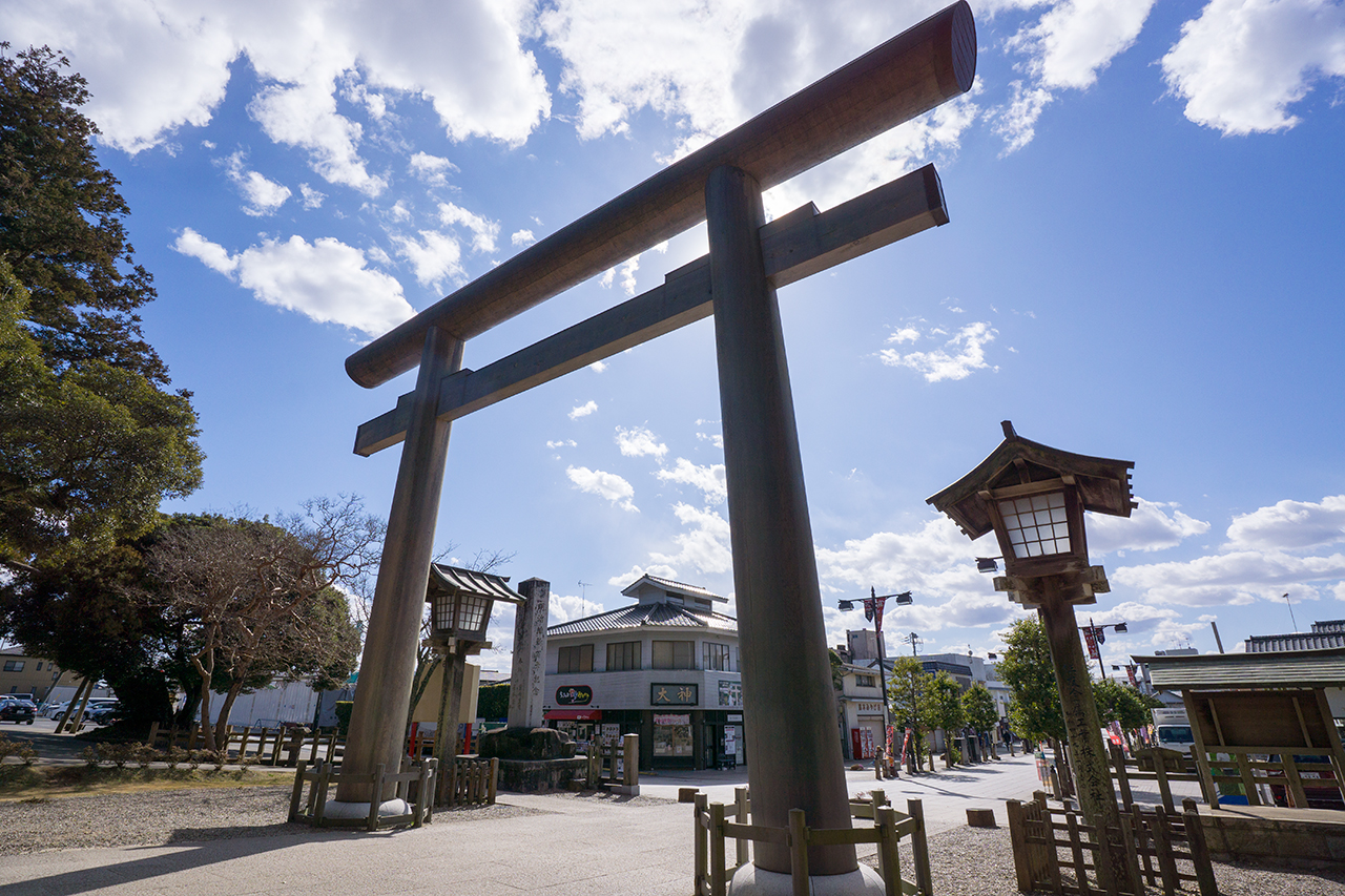 見上げた大鳥居(二の鳥居)