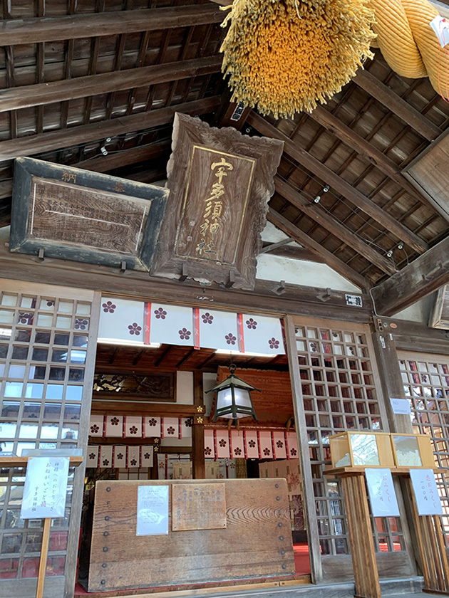 拝殿と扁額