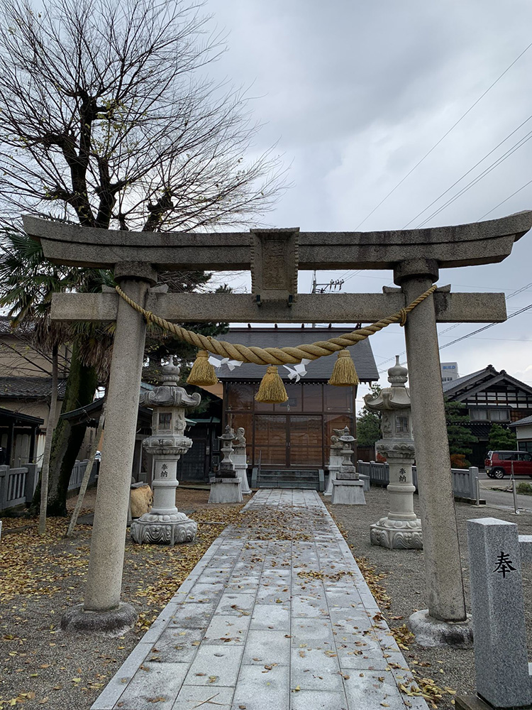 鳥居と社殿