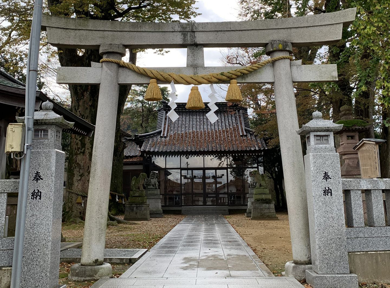 鳥居と社殿