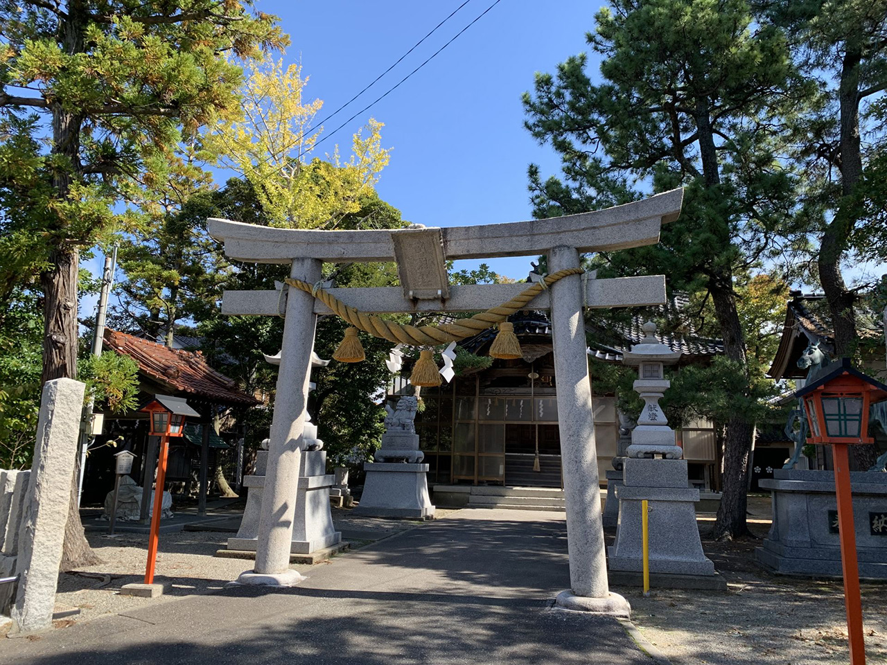 鳥居と社殿